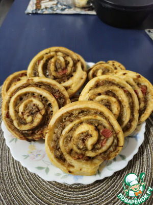 Мясной рулет в слоеном тесте