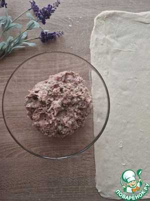 Мясной рулет в слоеном тесте
