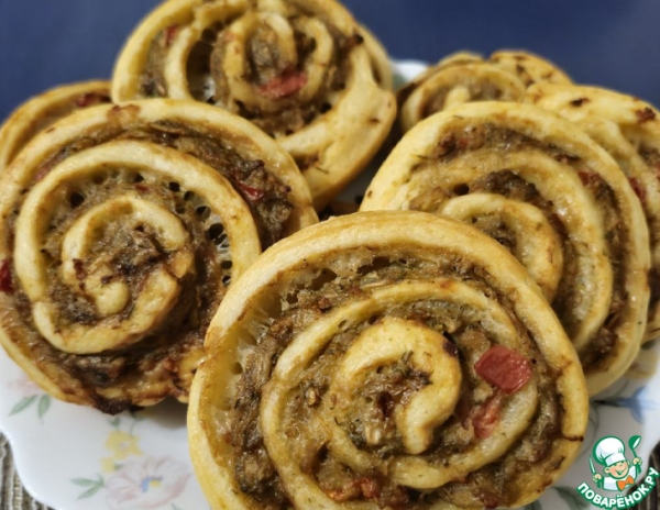 Мясной рулет в слоеном тесте