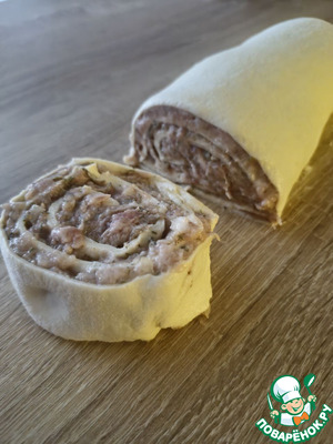 Мясной рулет в слоеном тесте