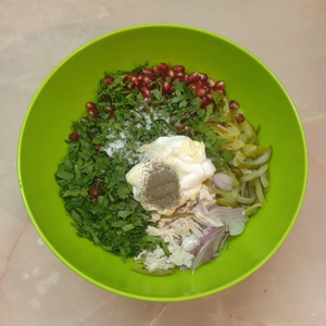 Мясной салат с гранатом, фасолью, огурцами