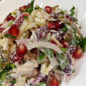 Мясной салат с гранатом, фасолью, огурцами