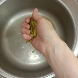 Мясной салат с гранатом, фасолью, огурцами