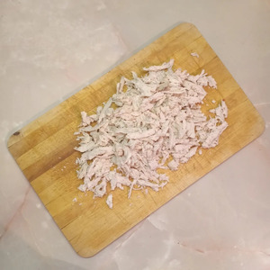 Мясной салат с гранатом, фасолью, огурцами