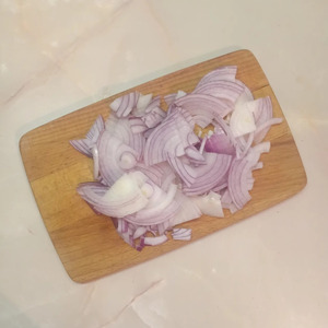 Мясной салат с гранатом, фасолью, огурцами