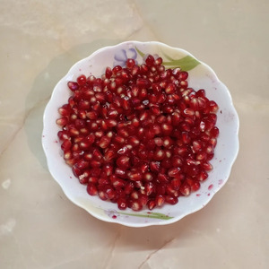 Мясной салат с гранатом, фасолью, огурцами