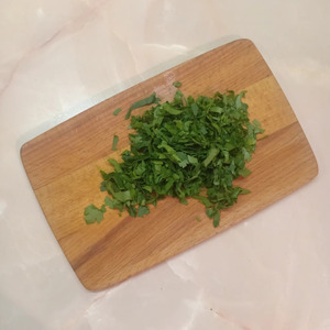 Мясной салат с гранатом, фасолью, огурцами