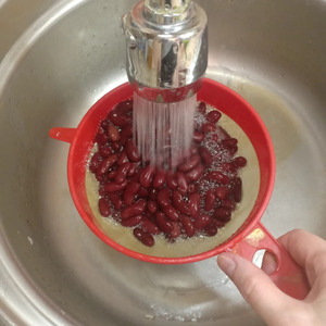 Мясной салат с гранатом, фасолью, огурцами