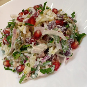 Мясной салат с гранатом, фасолью, огурцами