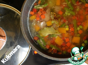 Мясной суп с тыквой и овощной смесью
