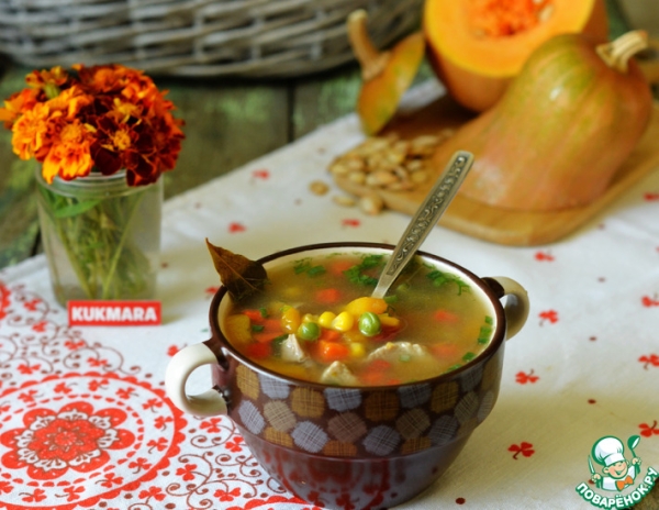 Мясной суп с тыквой и овощной смесью