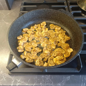 Мясо с помидорами и грибами Мясо с помидорами и грибами