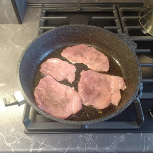 Мясо с помидорами и грибами Мясо с помидорами и грибами