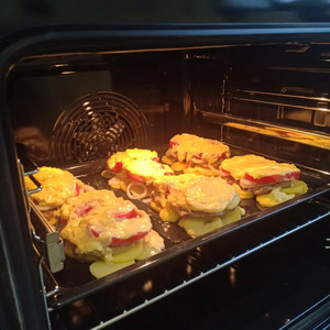 Мясо с помидорами и грибами Мясо с помидорами и грибами