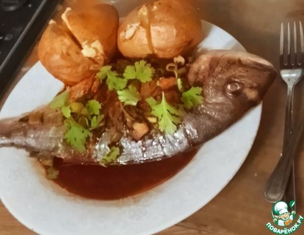 Морской лещ с зелёным луком, имбирем