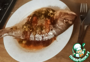 Морской лещ с зелёным луком, имбирем