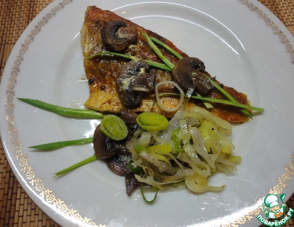 Морской окунь с грибами и пореем Морской окунь с грибами и пореем