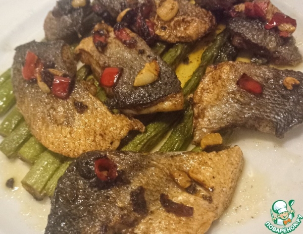 Морской окунь со спаржей Морской окунь со спаржей