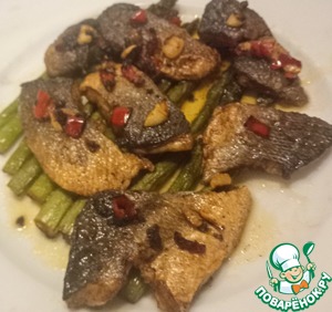 Морской окунь со спаржей Морской окунь со спаржей