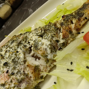 Морской окунь, запеченный в сметане