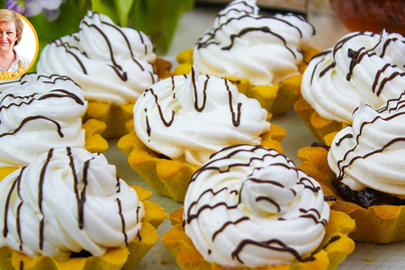 Нежнейшие песочные корзиночки с повидлом и заварным белковым кремом