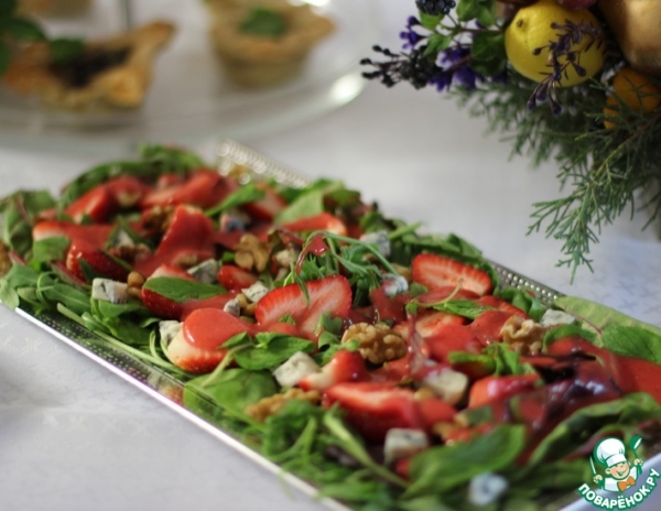Новогодний салат с клубникой и необычной заправкой Новогодний салат с клубникой и необычной заправкой