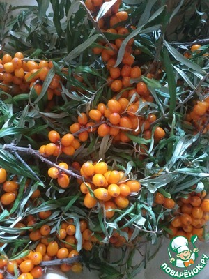 Облепиховый сок с сахаром и клюквой