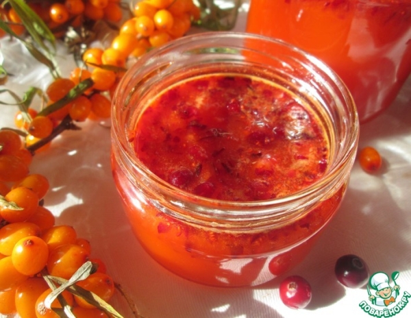 Облепиховый сок с сахаром и клюквой