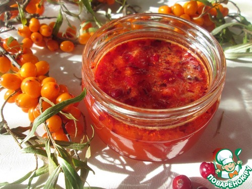 Облепиховый сок с сахаром и клюквой