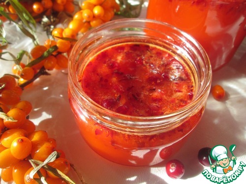 Облепиховый сок с сахаром и клюквой