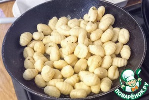 Обуглившиеся ньокки, брокколи и горгонзола