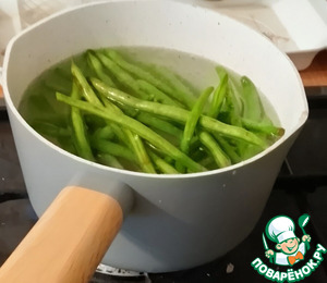 Обжаренные персики, стручковая фасоль и моцарелла
