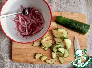 Огуречный салат с сыровяленой индейкой Огуречный салат с сыровяленой индейкой