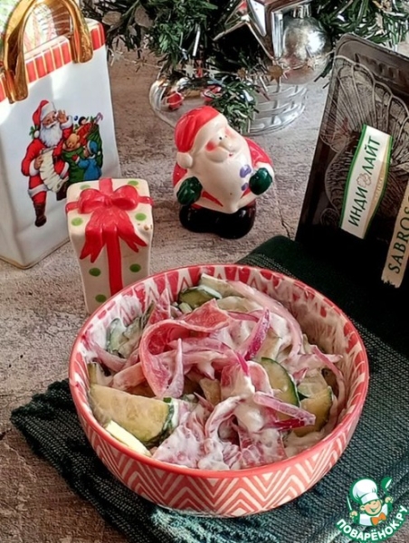 Огуречный салат с сыровяленой индейкой Огуречный салат с сыровяленой индейкой