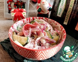 Огуречный салат с сыровяленой индейкой Огуречный салат с сыровяленой индейкой