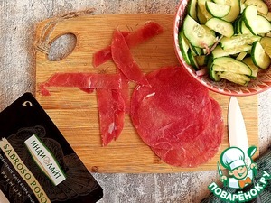 Огуречный салат с сыровяленой индейкой Огуречный салат с сыровяленой индейкой