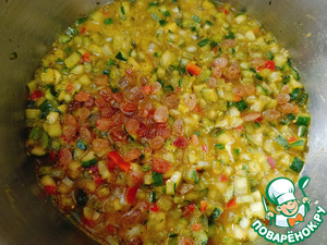 Огуречный соус-релиш с изюмом