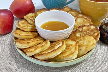 Оладьи с яблоком Оладьи с яблоком