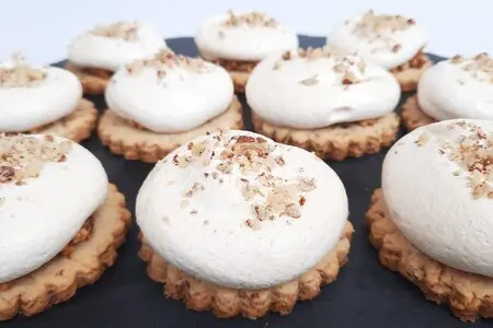 Ореховое печенье с безе Ореховое печенье с безе