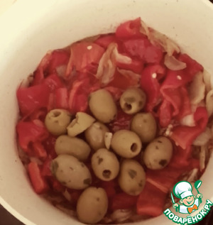 Орзо, запеченные с перцами, оливками, халуми