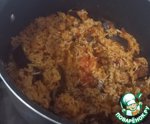 Острый рис с баклажанами и помидорами
