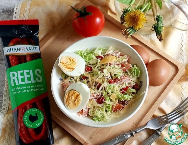 Овощной салат с колбасными снеками Овощной салат с колбасными снеками