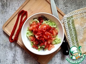 Овощной салат с колбасными снеками Овощной салат с колбасными снеками