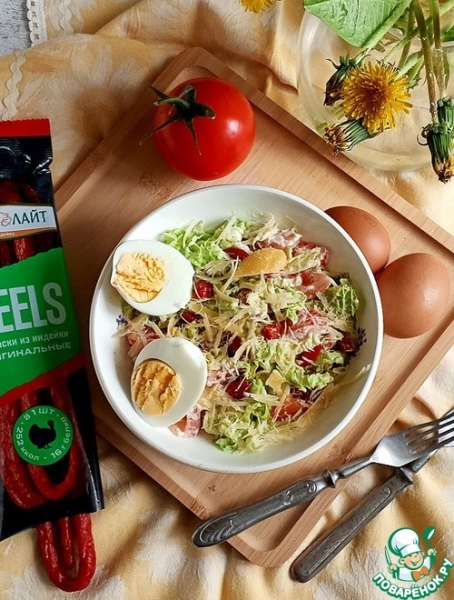 Овощной салат с колбасными снеками Овощной салат с колбасными снеками