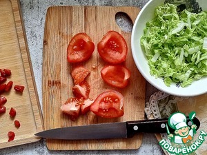 Овощной салат с колбасными снеками Овощной салат с колбасными снеками