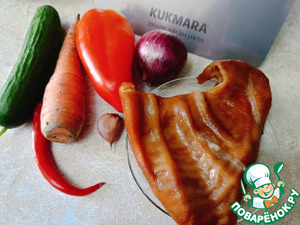 Овощной салат с копчеными свиными ушами