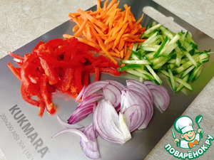 Овощной салат с копчеными свиными ушами