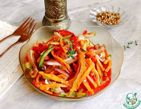 Овощной салат с копчеными свиными ушами