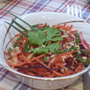 Овощной салат с орехами