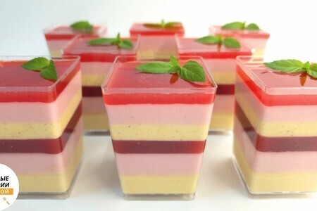 Панна-котта с клубникой и фисташками